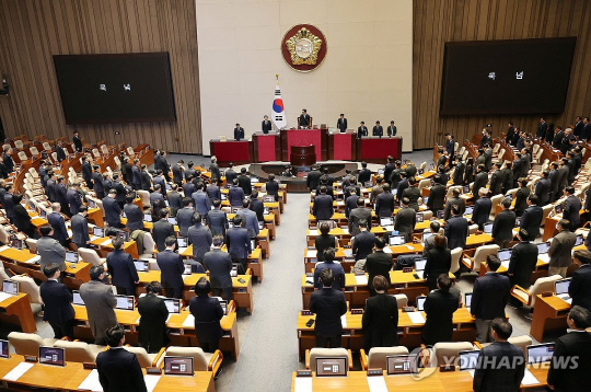 지난 31일 오후 국회 본회의에서 우원식 국회의장을 비롯한 의원들이 제주항공 여객기 참사 희생자를 추모하며 묵념하고 있다. [연합뉴스}